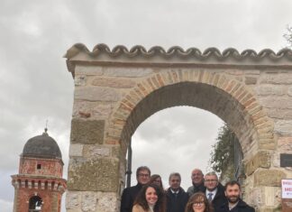 Frontone riparte dai mercatini nel Castello di Babbo Natale, taglio del nastro con turisti da tutta Italia