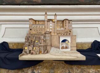 Viaggio nei presepi più belli de “Il Natale che non ti aspetti”. A Urbino da ammirare le opere provenienti da Cantiano griffate Pietro Angradi