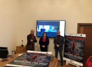 “Vèstiti di rosso” stasera, giovedì 15 dicembre, al Teatro Politeama di Fano
