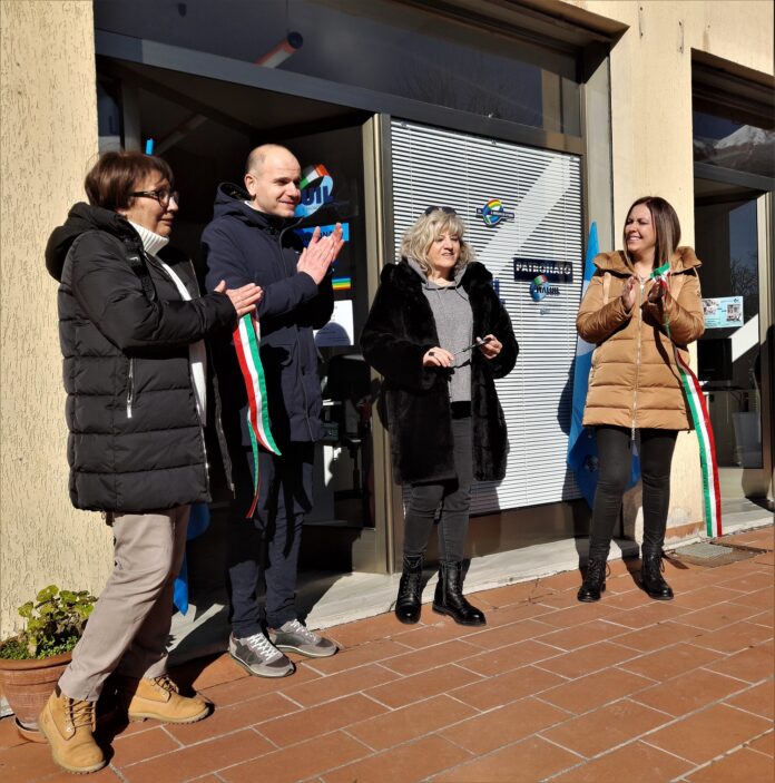Al centro il sindaco di Cantiano Alessandro Piccini e la segretaria regionale della Uil Claudia Mazzucchelli