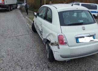 Fano, autocarro e vettura si urtano alla rotatoria di Sant’Orso