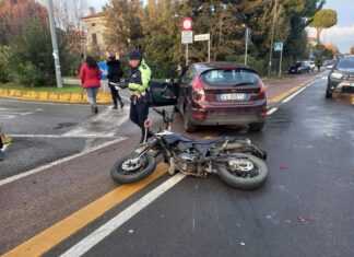 Fano, ferito diciassettenne in uno scontro auto-moto