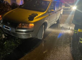 Fano, colonnina dell’acqua speronata da un’automobile fuori controllo