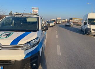 Fano, scontro a tre. Ferito un conducente, traffico a rilento