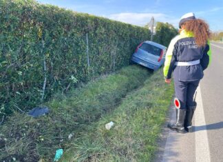 Fano: fuori strada con l’auto, in ospedale cartocetana di 62 anni
