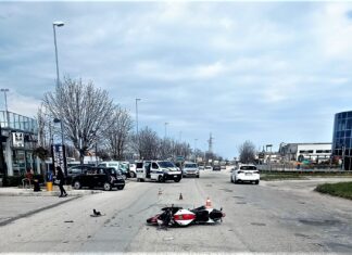 Scontro auto-moto in via Einaudi a Bellocchi di Fano. Ferito ventiduenne motociclista fanese