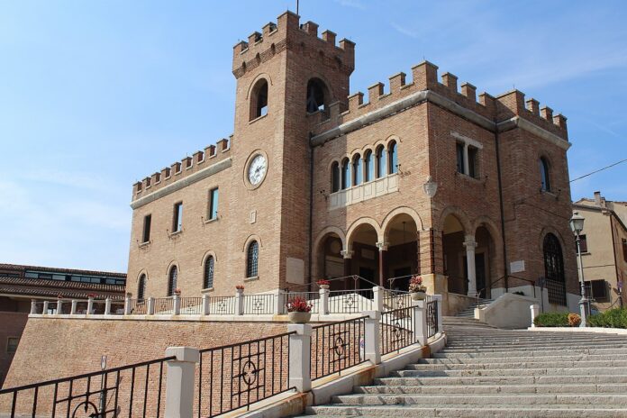 1280px-Palazzo_comunale-Mondolfo-Pu