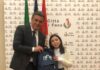 Bambina di 10 anni pulisce le spiagge di Fano, il plauso del Comune