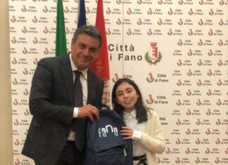 Bambina di 10 anni pulisce le spiagge di Fano, il plauso del Comune