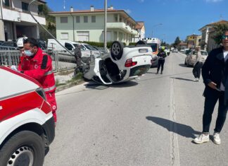 Automobile cappotta sulla Flaminia a Fano, due feriti