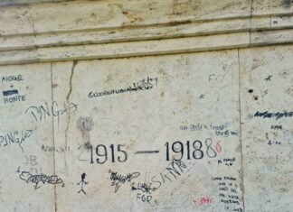 Imbrattato il monumento ai Caduti di viale Buozzi a Fano