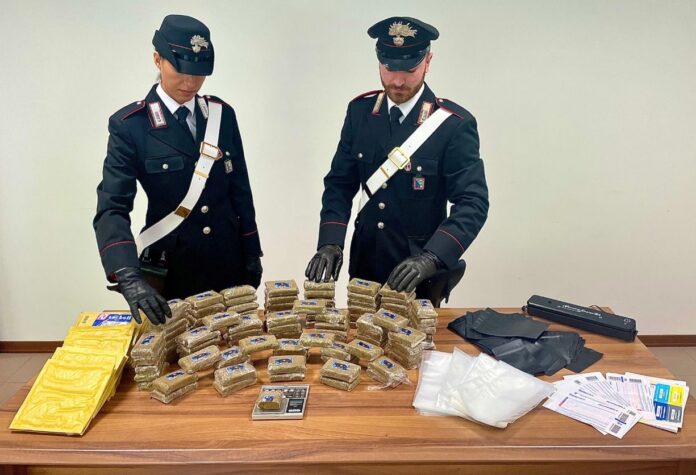 FOTO DROGA-CARABINIERI