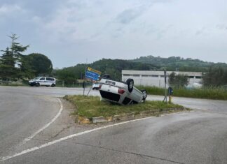 Fano, auto cappotta: ferito il giovane conducente