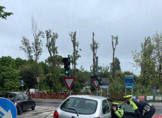 Fano, auto decapita un semaforo. Ferita la conducente del mezzo