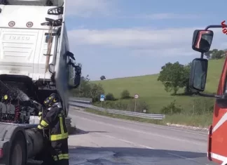 Sant’Angelo in Vado, tir a fuoco in galleria. Gesto coraggioso dell’autista che evita il dramma