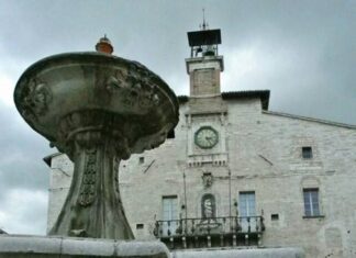 Cagli, l’opposizione chiede di risistemare le due fontane della città: “Si trovano in uno stato di degrado evidente”