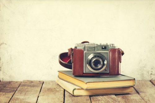 vecchia-macchina-fotografica-dell-annata-sui-vecchi-libri-su-priorita-bassa-di-legno-vecchio-concetto-di-festa-dell-annata_1220-1115-500x333