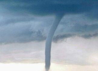 Fano, tromba marina si disgrega davanti alla costa
