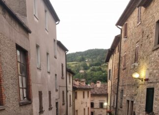 Apecchio, questa mattina (24 giugno) taglio del nastro e riapertura alla circolazione di via Lapi