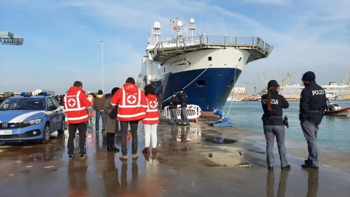 Migranti: Geo Barents, sbarcati oltre 30, operazioni proseguono