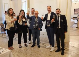 Bollicine marchigiane: banchi d’assaggio, masterclass e cultura classica. Successo per la due giorni di AIS Marche a Villa Bonaparte