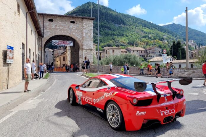 TLF Auto da corsa in allineamento nel centro di Gubbio