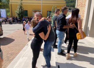 Fossombrone: struggente l’ultimo addio a Marina uccisa dal cognato senza un perchè