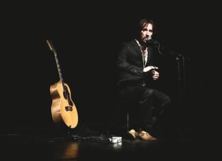 Cristiano Godano, leader dei Marlene Kuntz, in concerto a Fano nell’affascinante ex chiesa di San Francesco