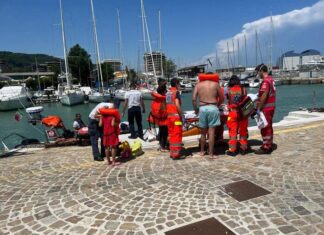 Riviera pesarese, barca in avaria. La Guardia Costiera mette in salvo gli occupanti