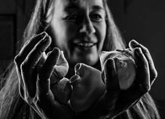 A Pesaro “Lavatoio delle preghiere/Fotoscultura e disciogliemento”. Mostra di Antonella Sabatini