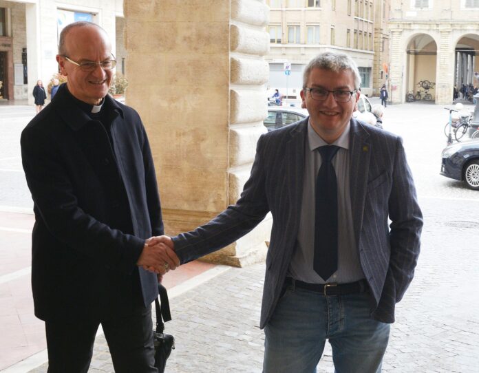 Damiano Bartocetti con il Vescovo Monsignor Sandro Salvucci