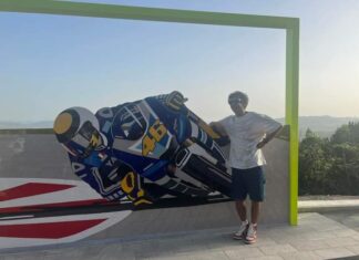 L’artista cagliese Ettore Gambioli racconta l’opera dedicata a Vale Rossi