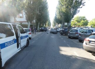 Fano, ragazza in motorino tampona un’auto e cade: in ospedale