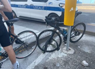 Fano, scontro moto-bici: cadono sull’asfalto centauro e ciclista