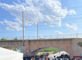 Fano, il mare si gonfia all’improvviso e invade la spiaggia. Bagnanti in fuga