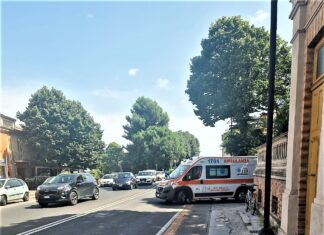 Fano, ciclista perde l’equilibrio e sbatte contro un furgone