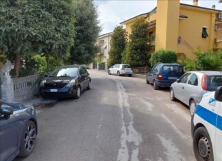 Fano, anziana ciclista scivola sull’asfalto bagnato e cade a terra