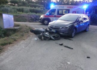 Fano, motociclista rovina a terra dopo lo scontro contro una vettura