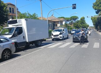 Fano, carambola a tre al semaforo del Lido