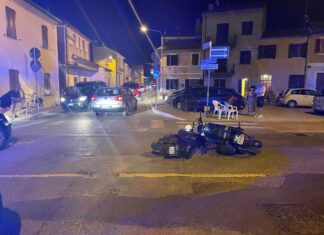 Fano, scontro tra ciclomotore e motocicletta: quattro feriti