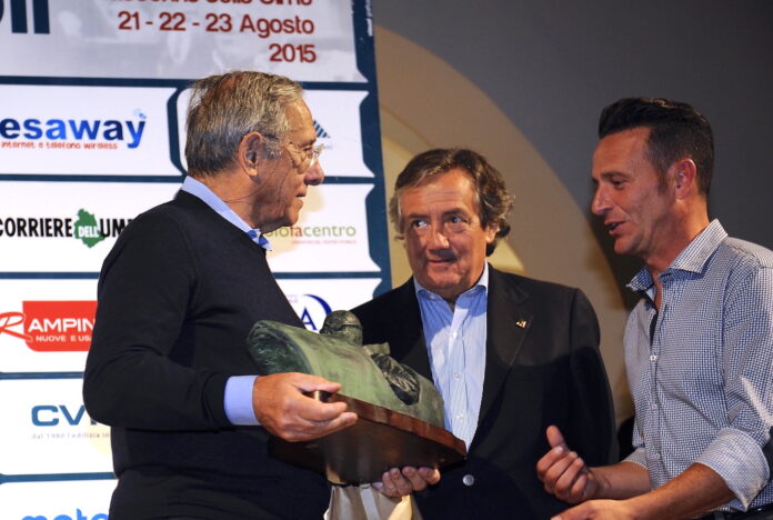 Memorial Barbetti 2015_Mauro Forghieri riceve il premio da Giancarlo Minardi e l'allora presidente del Ceca Luca Uccellani