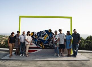 Tavullia omaggia Valentino Rossi con una scultura dell’artista cagliese Ettore Gambioli