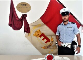 Fano, aggredisce agenti della polizia locale: arrestato