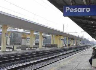 Stazione di Pesaro, gambiano dà in escandescenza al grido di Allah e ferisce a morsi personale della Questura. Sarà espulso dall’Italia