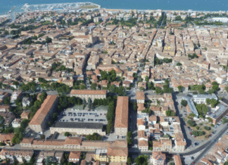 Fano, scritte con bomboletta spray sotto il Comune contro il sindaco