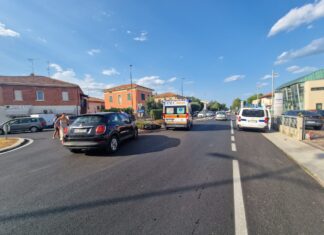 Fano, scooterista cade a causa di uno scontro e finisce contro un’aiuola spartitraffico