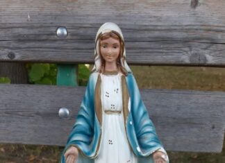 Madonnina ritrovata sulla panchina del parco a Carrara di Fano