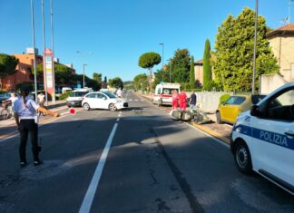 Fano, scontro in via Roma. Ferito scooterista