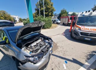 Auto sbatte nel parcheggio del Fanocenter, ferita coppia di anziani