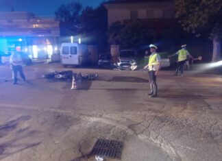 Fano, motociclista perde il controllo del mezzo e sbatte contro un’auto in sosta